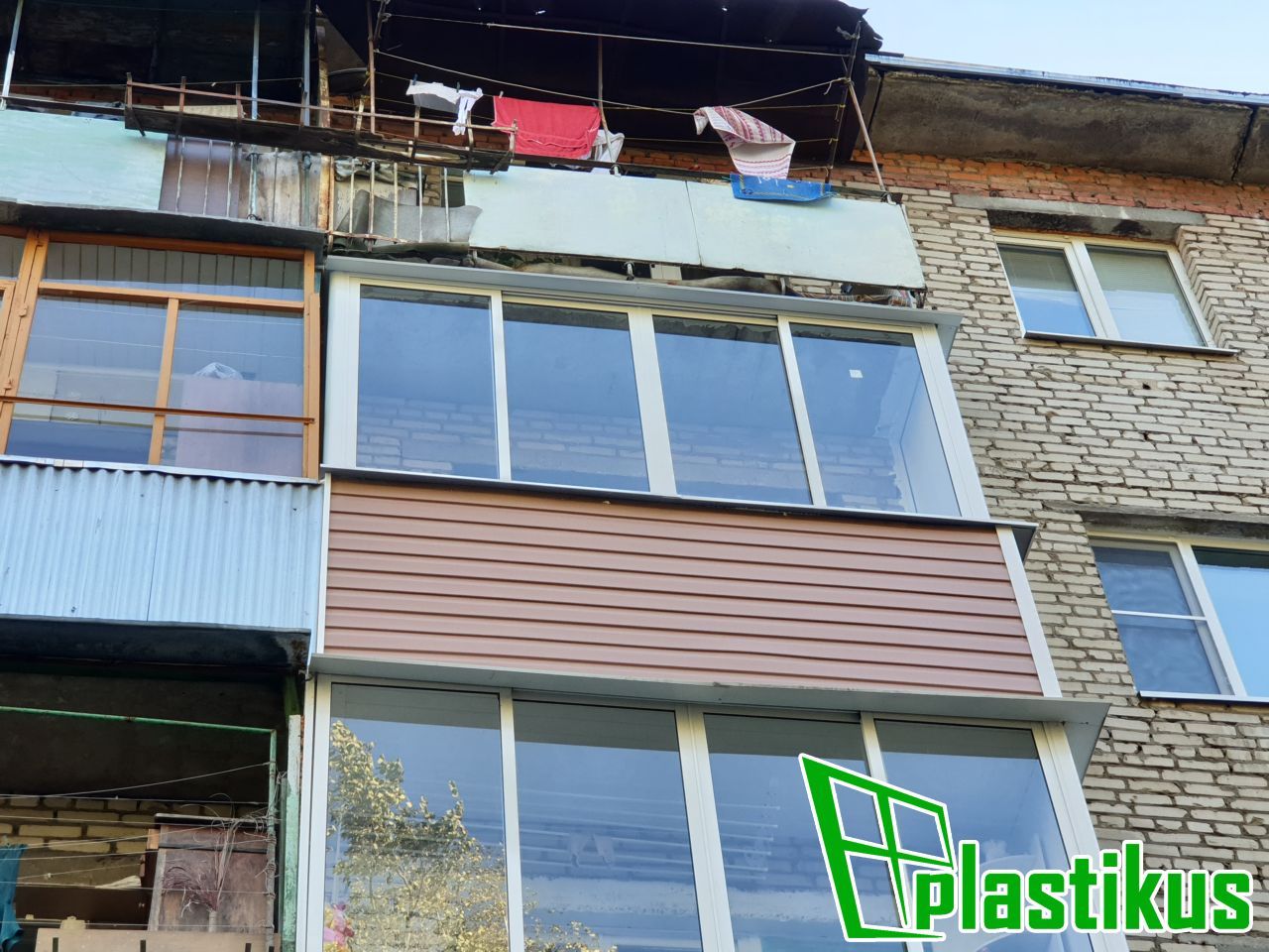 Пример остекления балкона в п. Большое Руново (Каширский район), внешняя отделка сайдингом