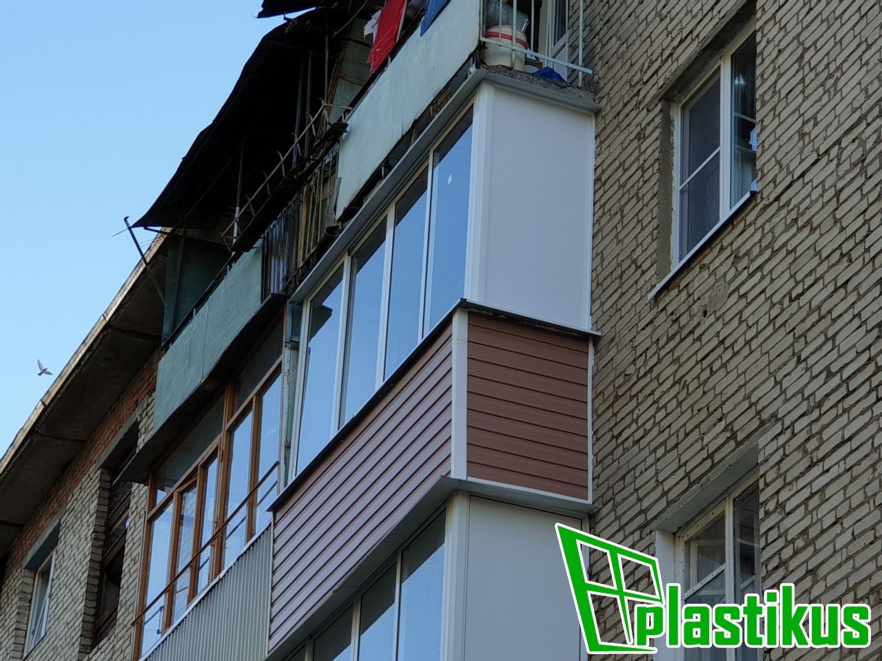 Пример остекления балкона в п. Большое Руново (Каширский район), внешняя отделка сайдингом