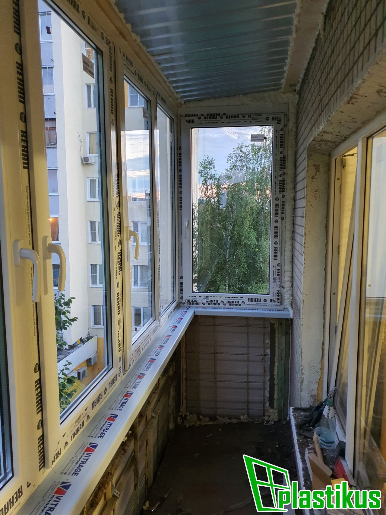 Остекление балкона + внешняя обшивка + крыша в Кашире-2