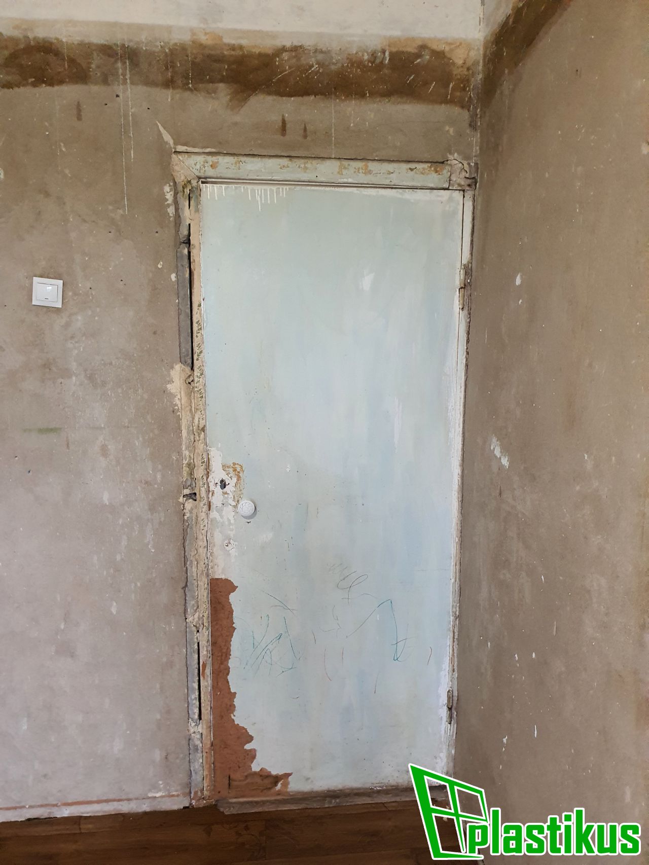 Установка межкомнатной двери в комнате в Яковское