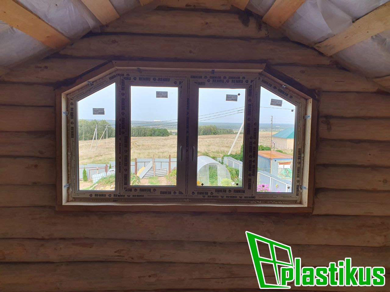 Установка окна в виде трапеции без отделки в частном доме из бревна в Тарасково (Каширский район)